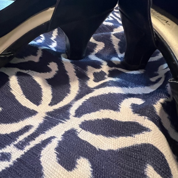 Black Pumps. Women’s 9.5. Great used condition. U-0121 - Picture 2 of 3